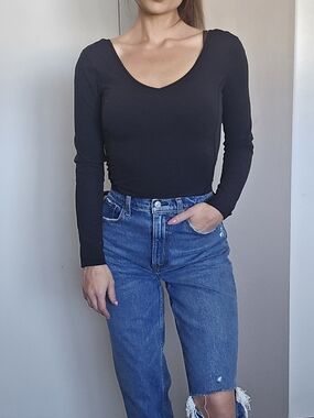 lululemon athletica Black Long-Sleeve Vneck Scoop Crop Top Size 6 Athleisure